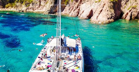 Lloret de Mar: Catamaran Sailing Cruise with BBQ。